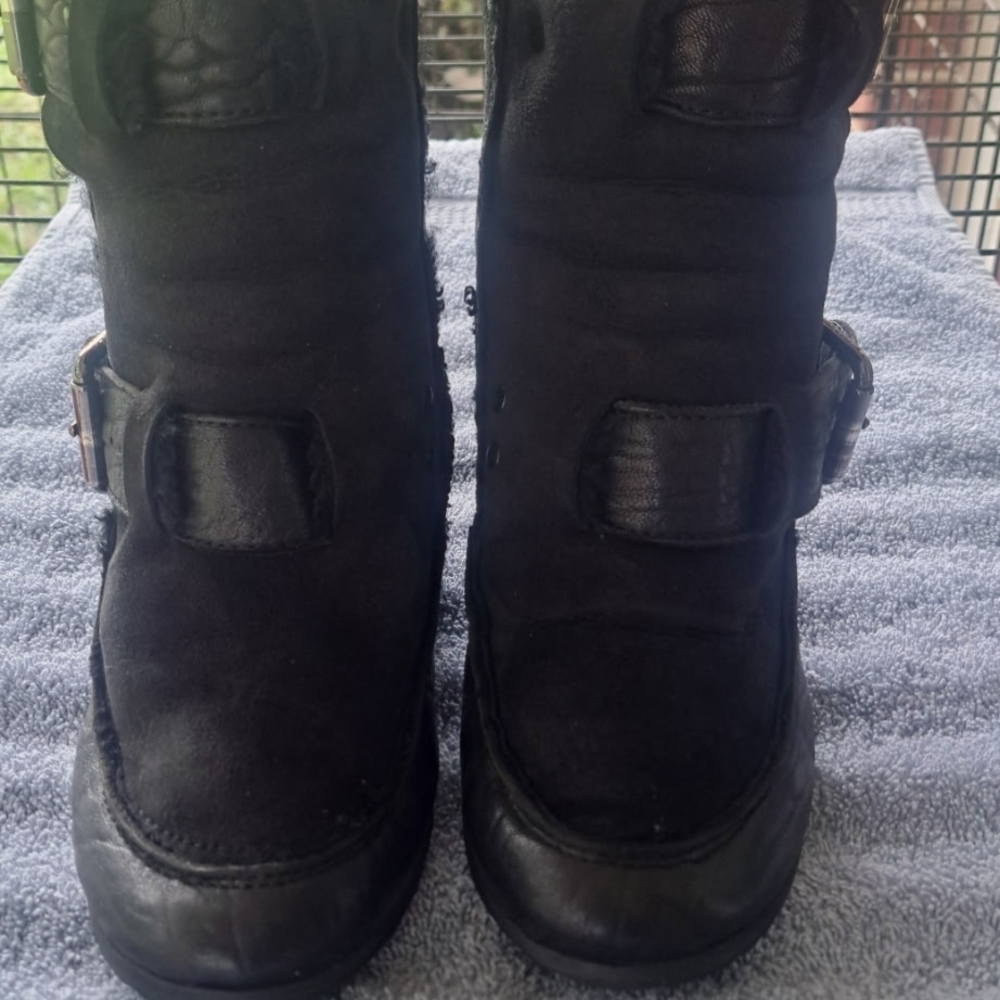 Chic Black Buckle Boots